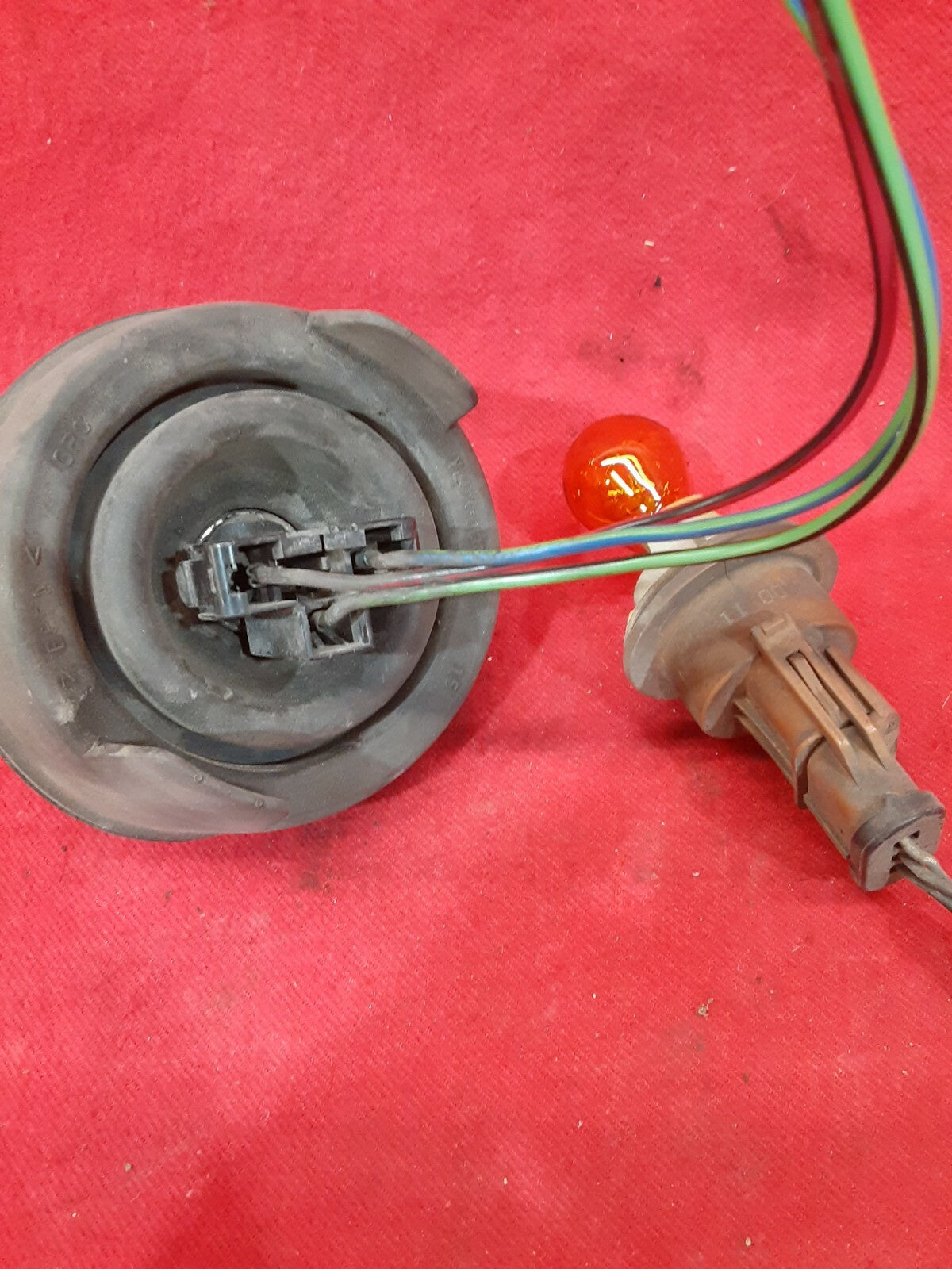 2001 - 2004 Right Passenger Mazda Tribute Headlight Blinker Bulb Plug Pigtail
