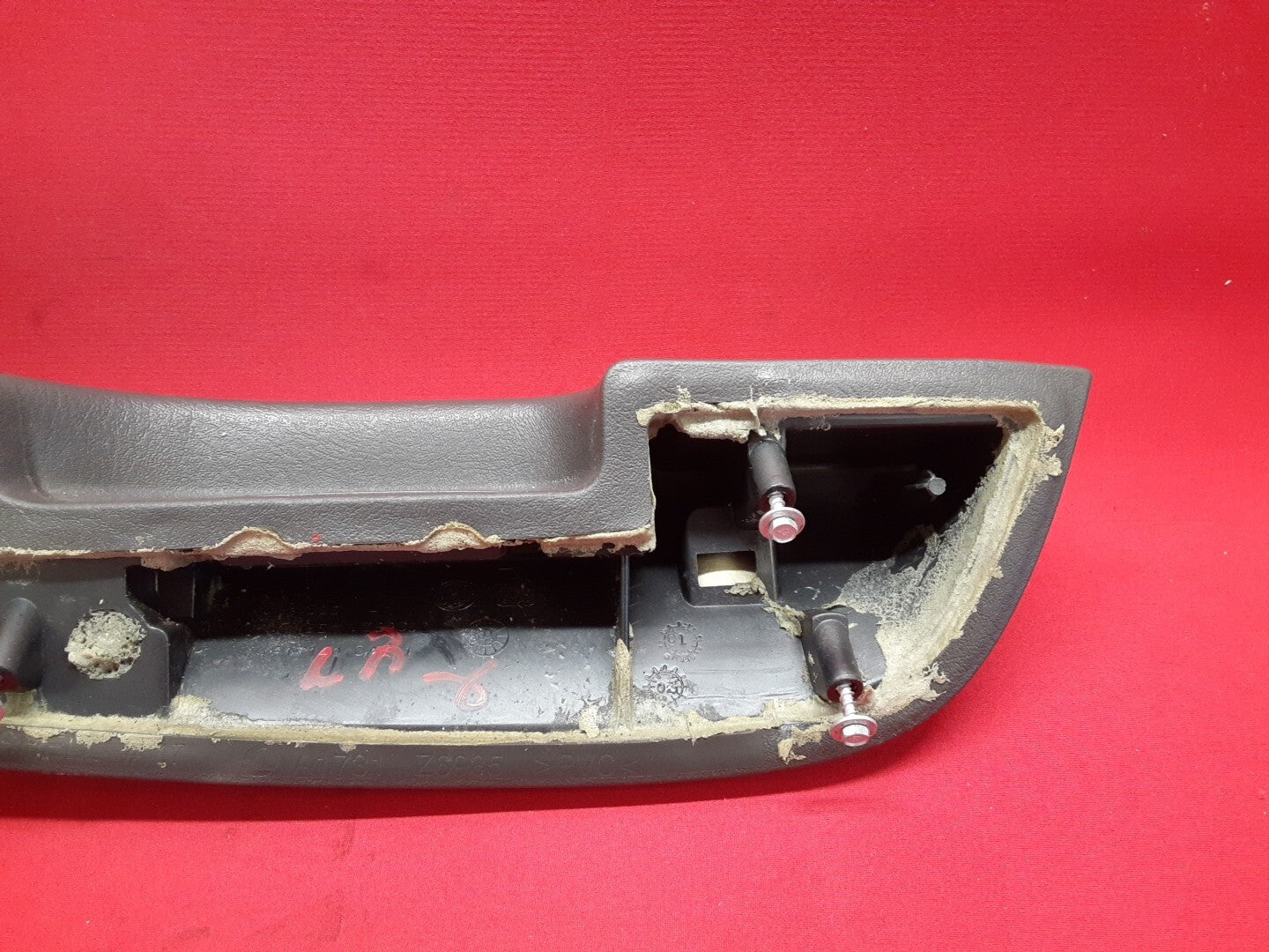 2002 2003 2004 Chevrolet Trailblazer Left Rear Door Arm Rest Assembly Gray