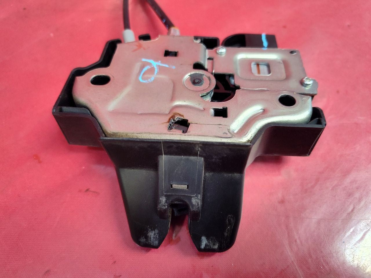 2006-2014 Lexus SEDAN Rear Trunk Deck Lid Latch Lock Actuator w/ Glow Pull