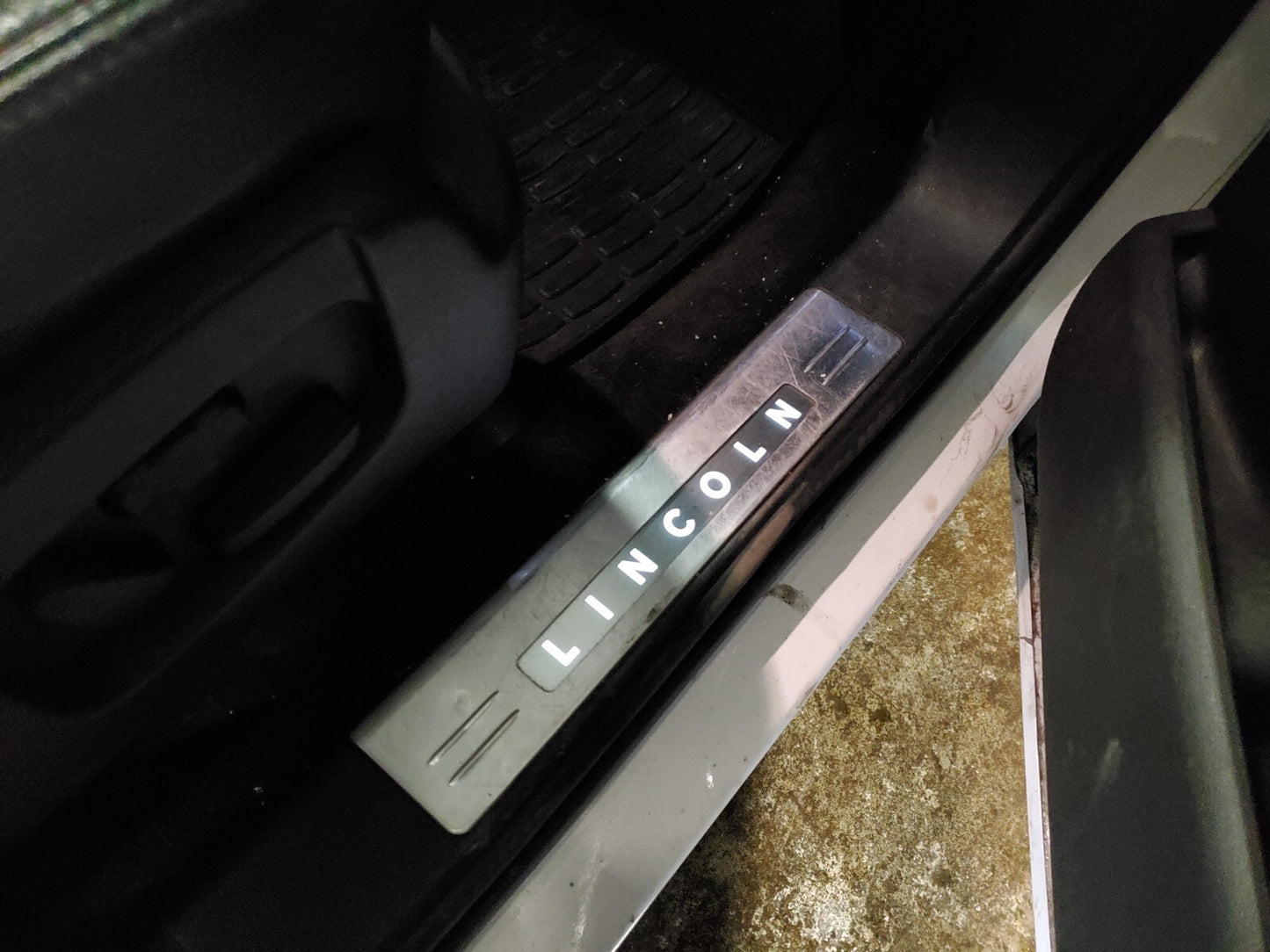 2010 - 2019 Lincoln MKT Scuff Plate Illumination Bar R/L Lighted CE9Z-14F010-A