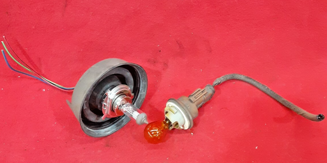2001 - 2004 Right Passenger Mazda Tribute Headlight Blinker Bulb Plug Pigtail