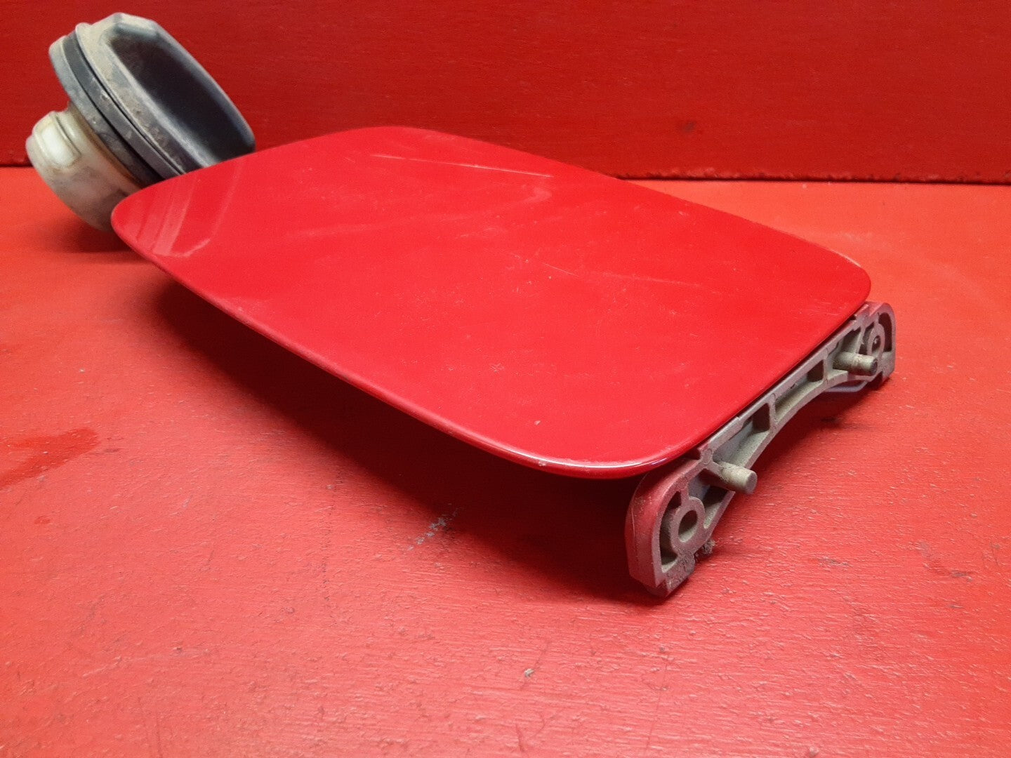 2004 - 2011 Volvo V50 S40 Fuel Filler Door Lid with Gas Cap 30779920