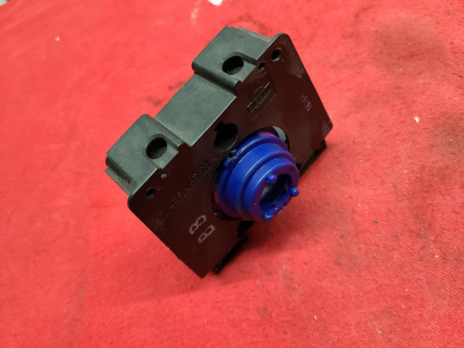 1996 Nissan Maxima SE Combo Wiper Switch Steering Column Center Bracket