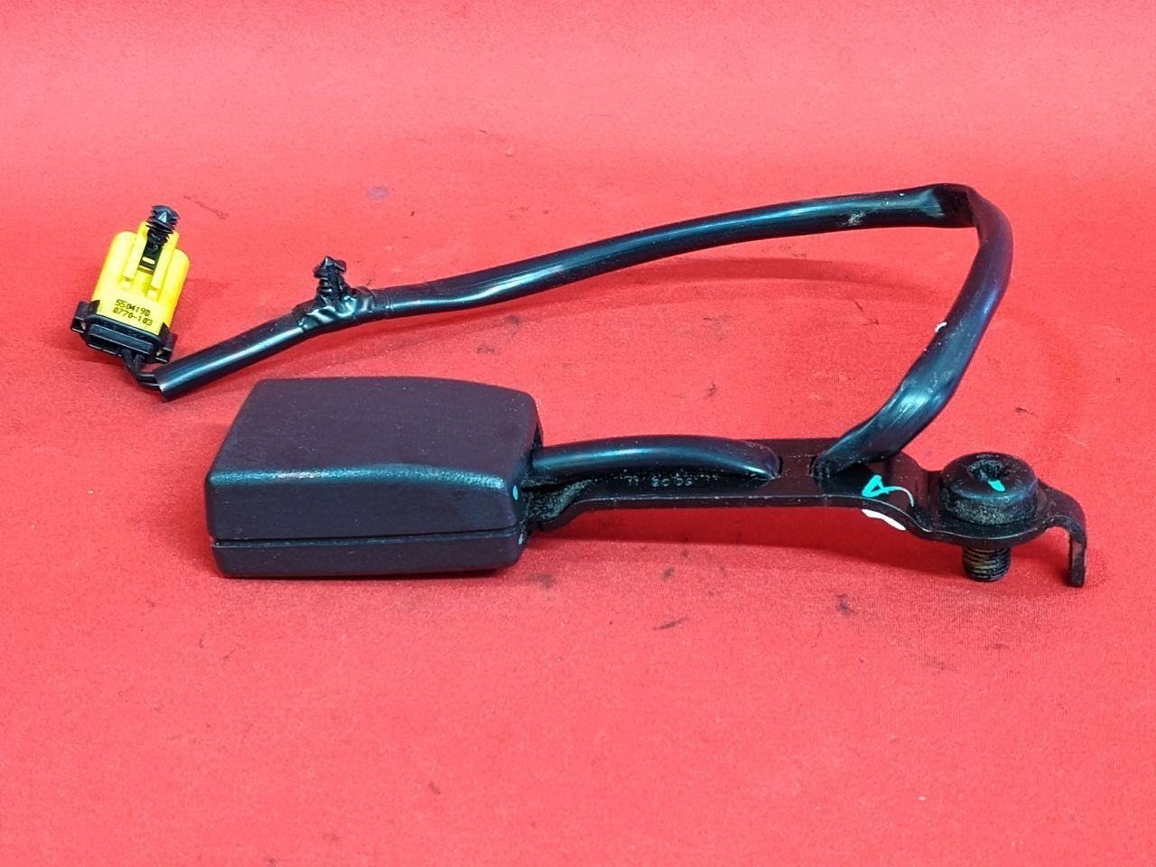 2009-2012 Jeep Liberty FRONT LEFT DRIVER Seat Belt Buckle Tongue Black