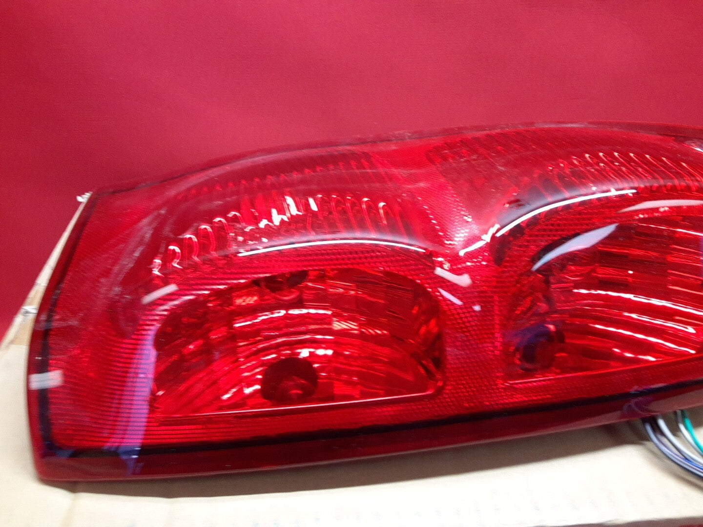 Eagle Eyes GM2801153V Right Passenger Taillight for 2002-2006 Chevy Avalanche