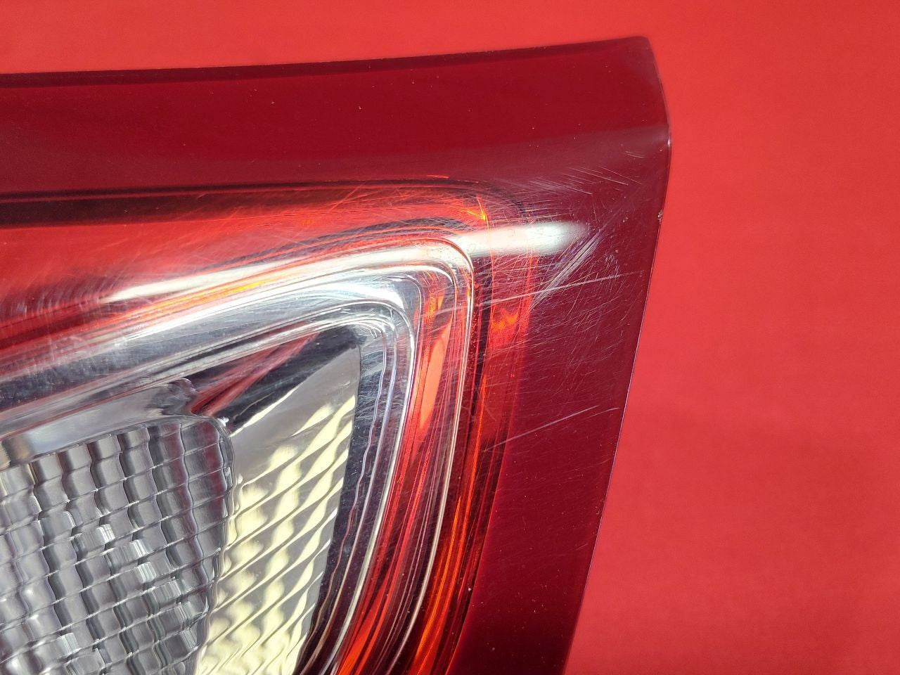 18-19 Chevy Equinox RIGHT PASSENGER INNER Liftgate Mounted Tail Light Lamp