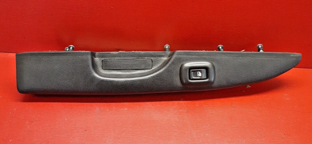 2005 2006 Chevrolet Trailblazer Left Rear Armrest W/ Window Switch 15109967