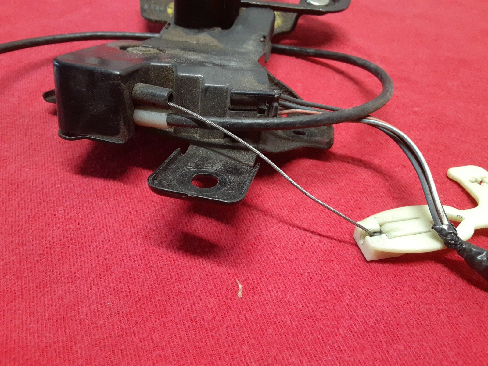 2010 2011 2012 Lincoln MKZ Trunk Latch Lock Emergency Release w/ Striker Plate