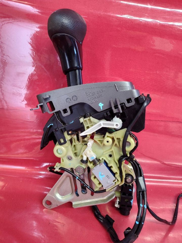 2005-2007 Honda Odyssey 3.5L Transmission Gear Shifter Lever Selector w/ Bezel