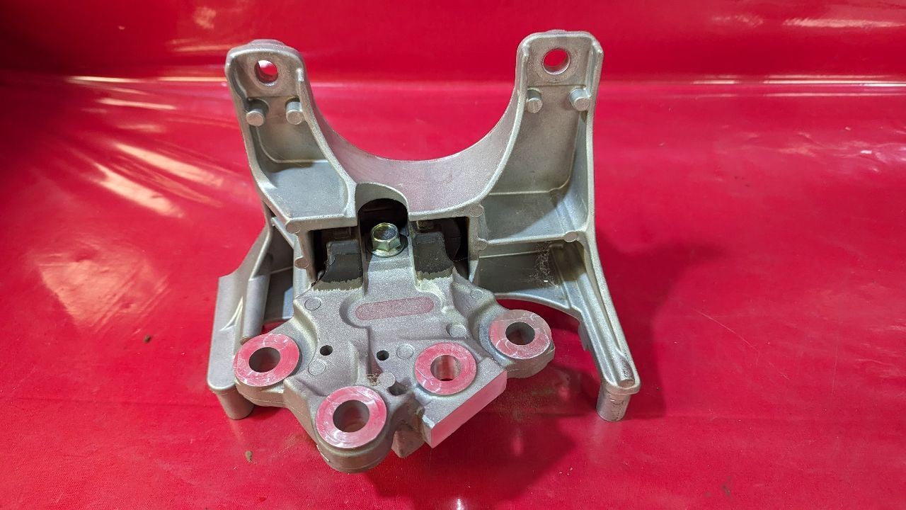 2022-2024 Mitsubishi Outlander RIGHT PASSENGER Engine Transmission Mount Bracket