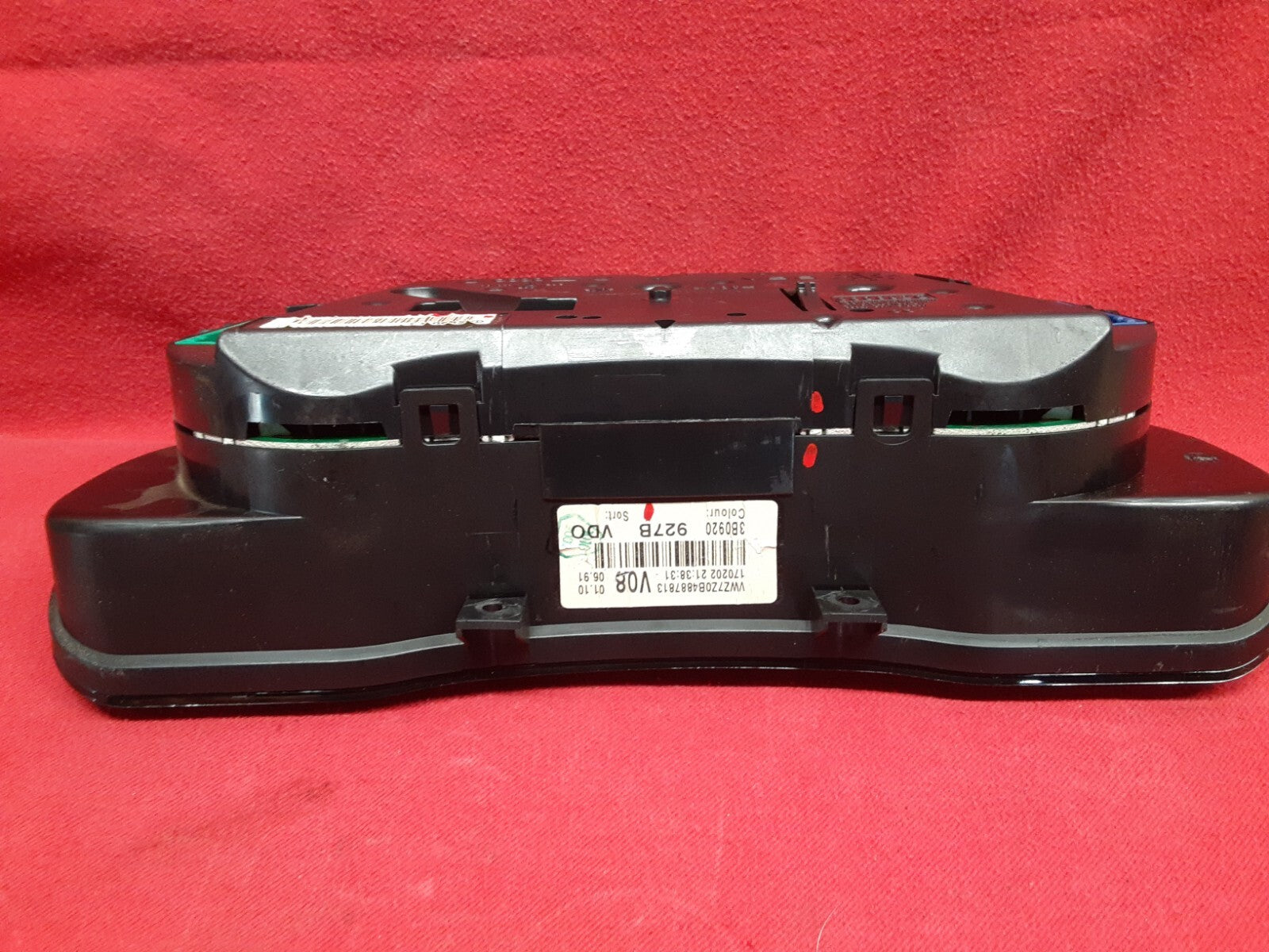 2001 - 2005 VW Volkswagen Instrument Cluster Speedometer 3B0-920-927B
