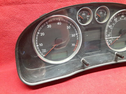 2001 - 2005 VW Volkswagen Instrument Cluster Speedometer 3B0-920-927B