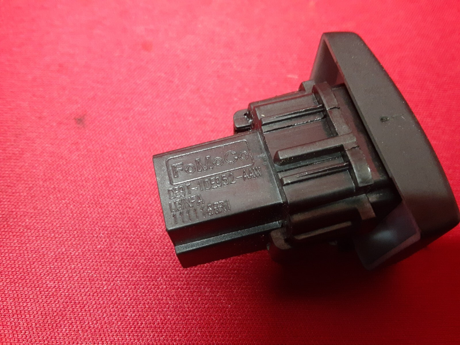 2010 - 2019 Lincoln MKT Dash Panel Liftgate Release Switch 	AE9Z-74432A38-AA