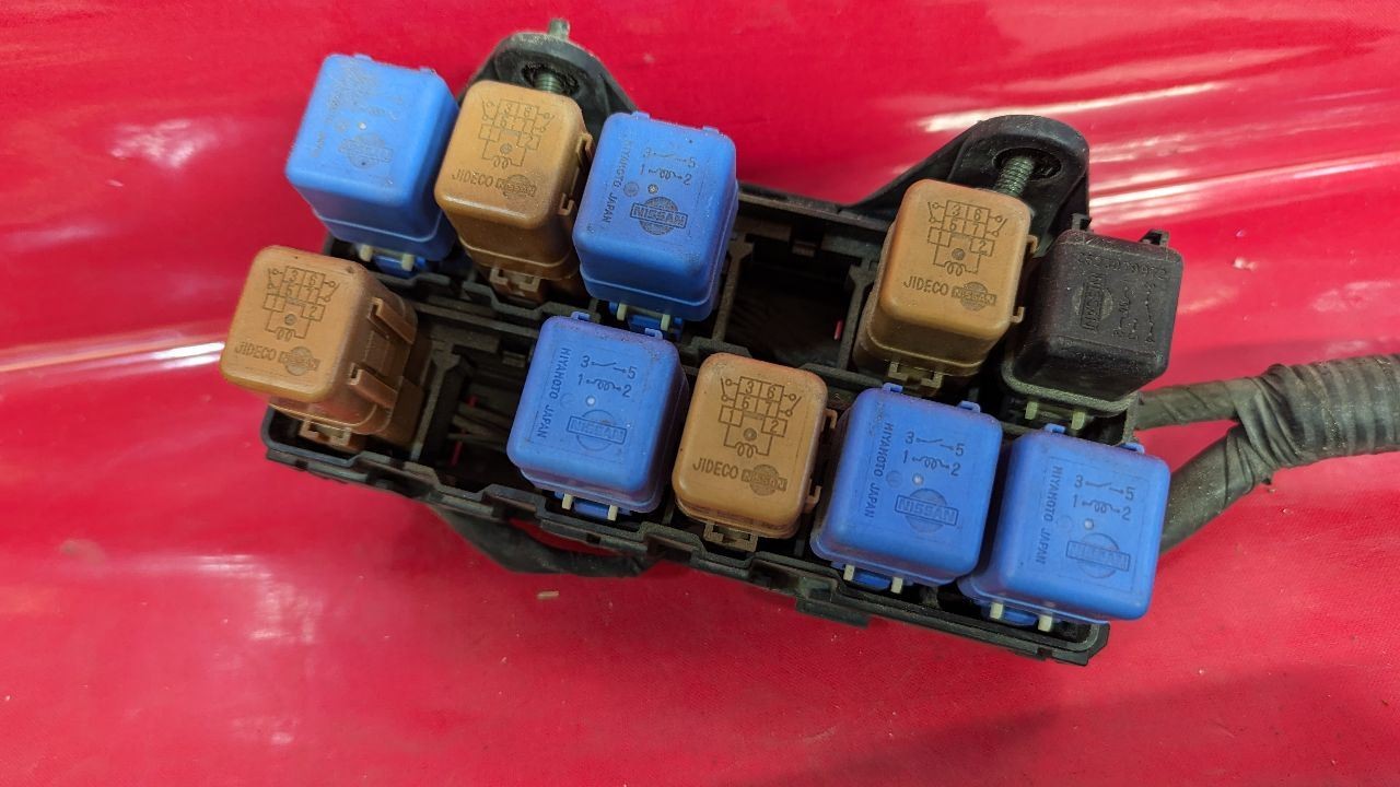 2000 Nissan Pathfinder Auto Trans 4WD Engine Bay Fuse Box Junction Block