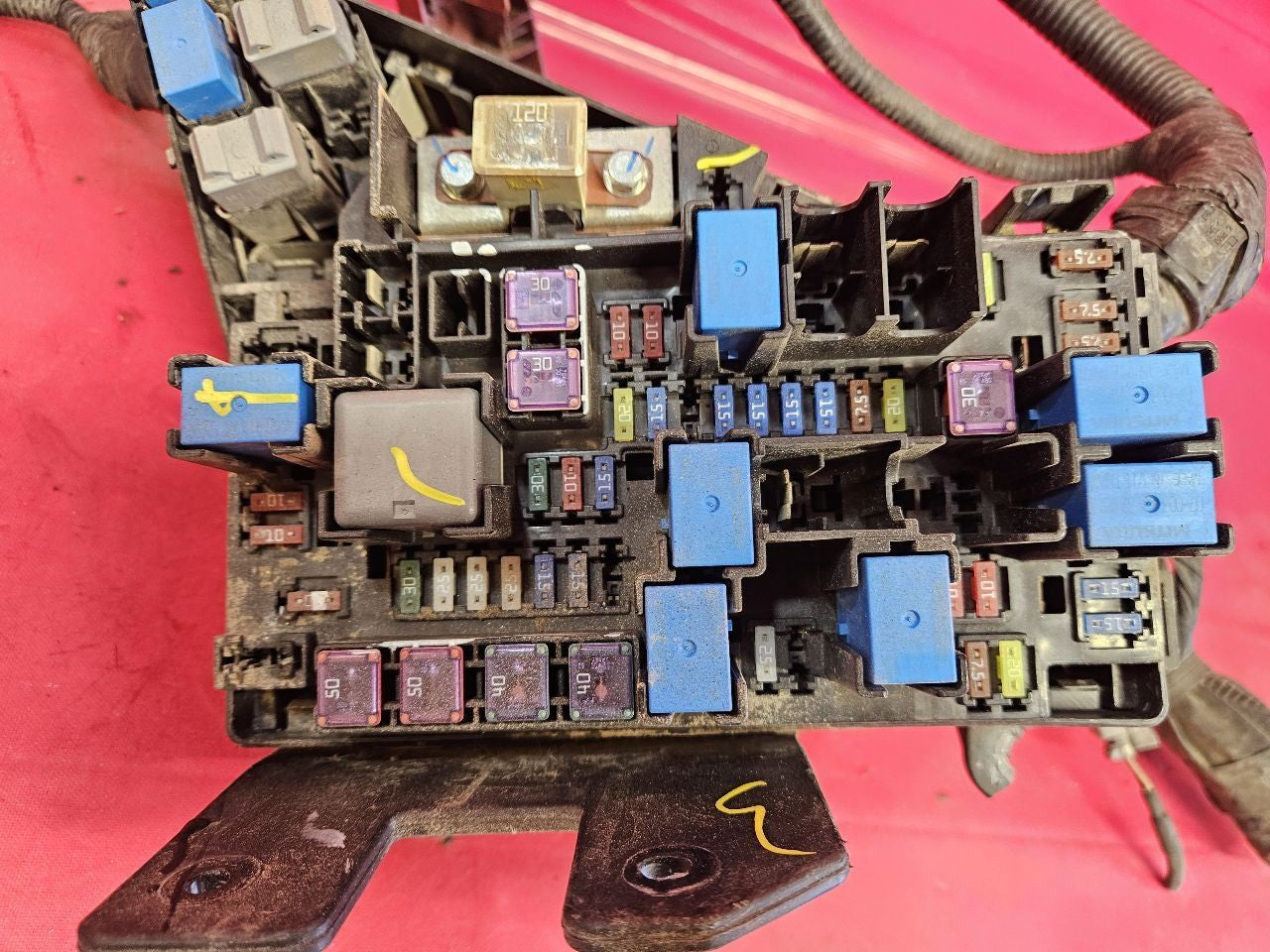 2012 Subaru Outback / Legacy 2.5L A/T Naturally Aspirated Engine Fuse Box Block
