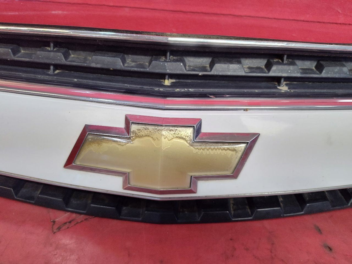 2012-2015 Chevy Captiva Sport Front Grille w/ Emblem GBU / 703S Arctic Ice White