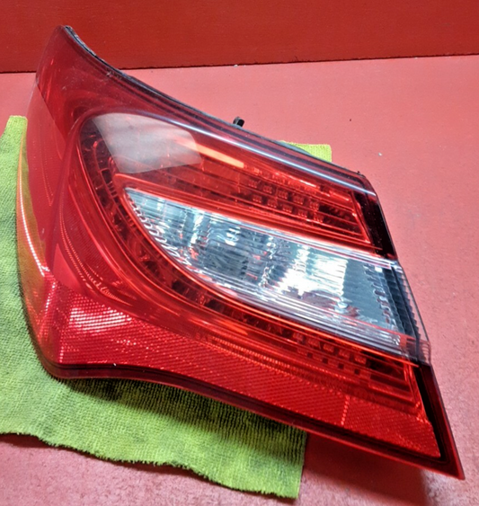 2011 - 2014 Chrysler 200 Left Driver Taillight Lamp Unit 5182525AE