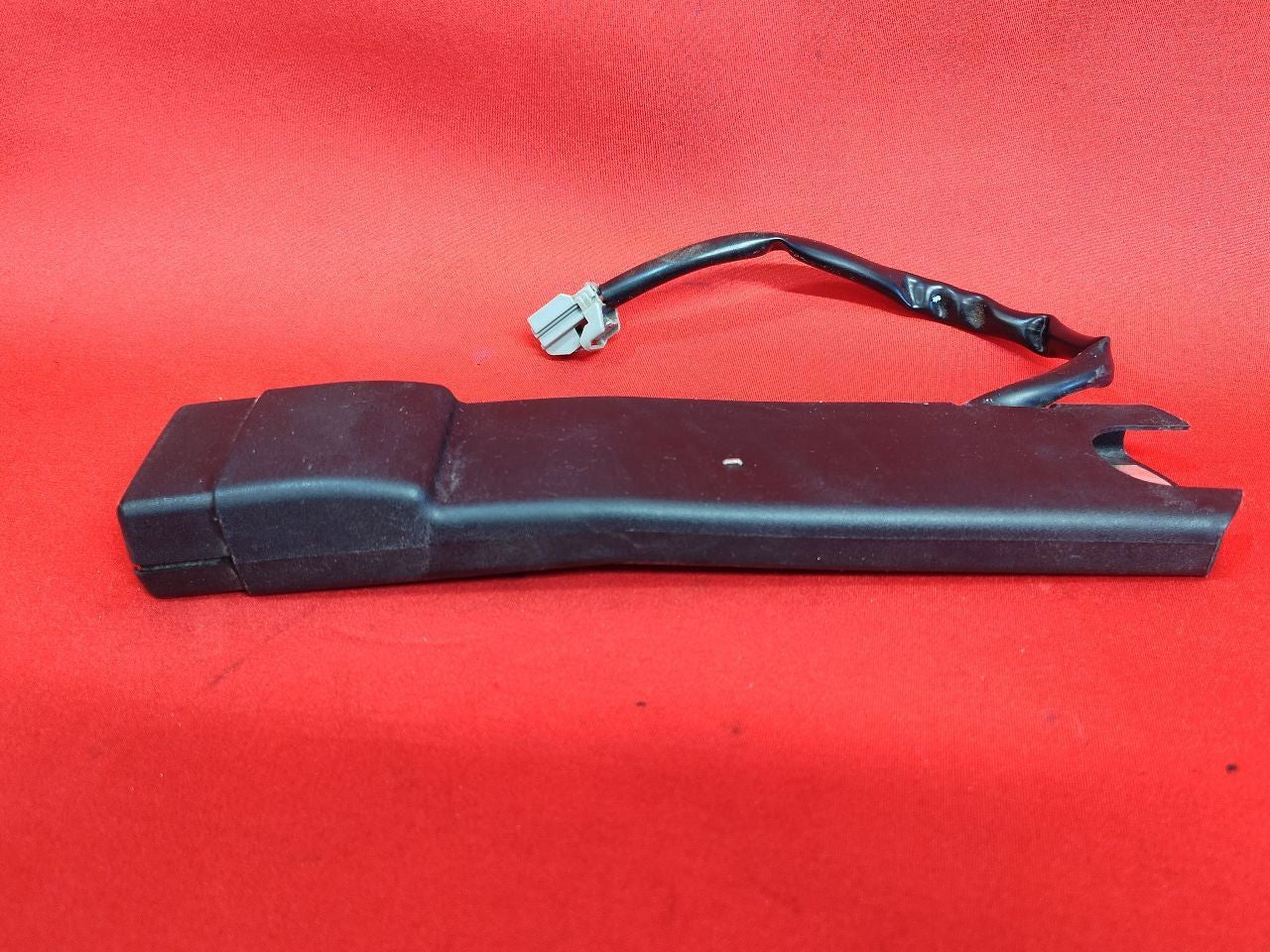 2013-2018 Dodge Ram Pickup FRONT Left -or- Right Seat Belt Buckle Tongue Black