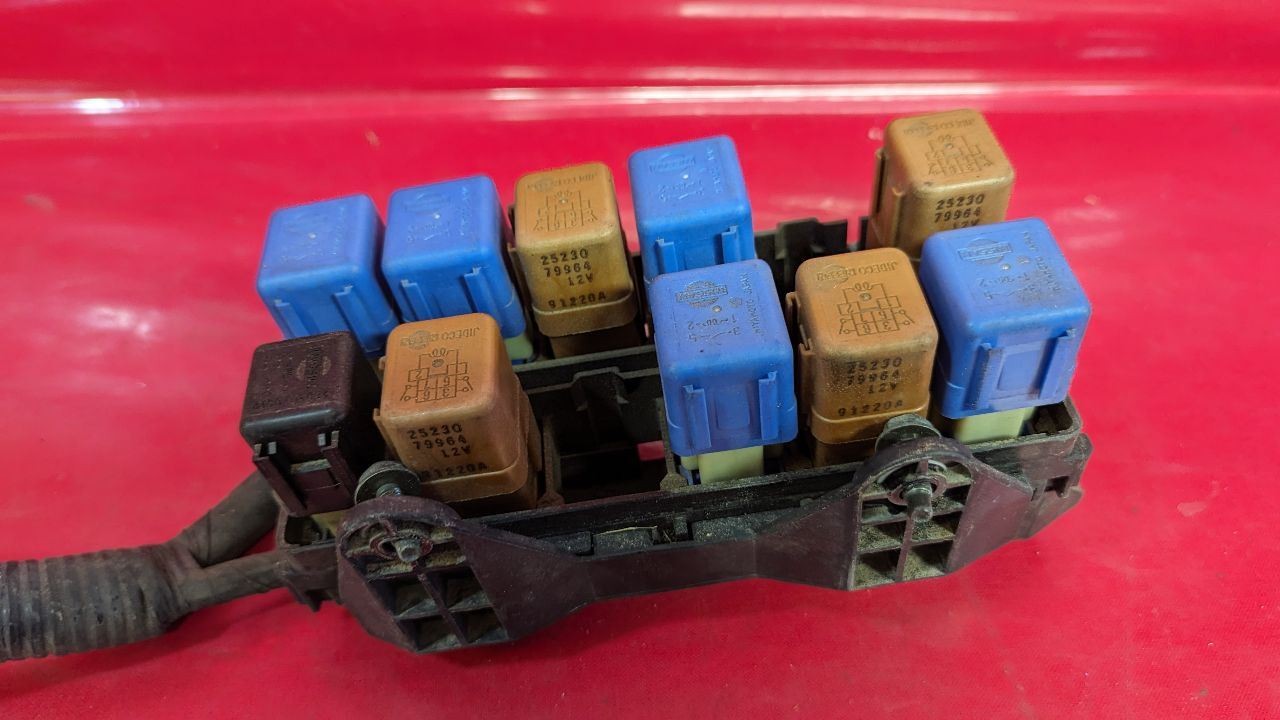 2000 Nissan Pathfinder Auto Trans 4WD Engine Bay Fuse Box Junction Block