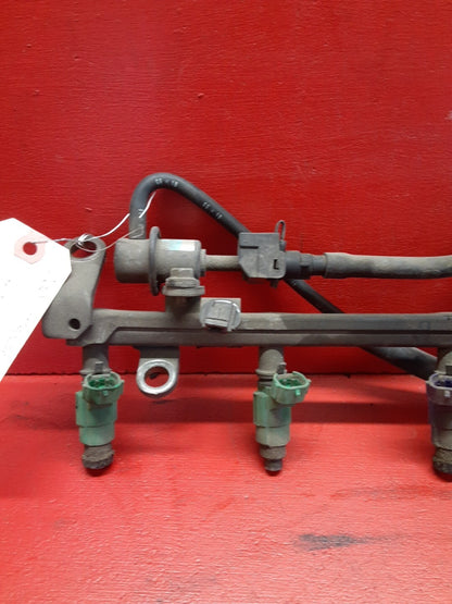 2001 2002 2003 Mazda Protege Fuel Rail W/ Injector Assembly