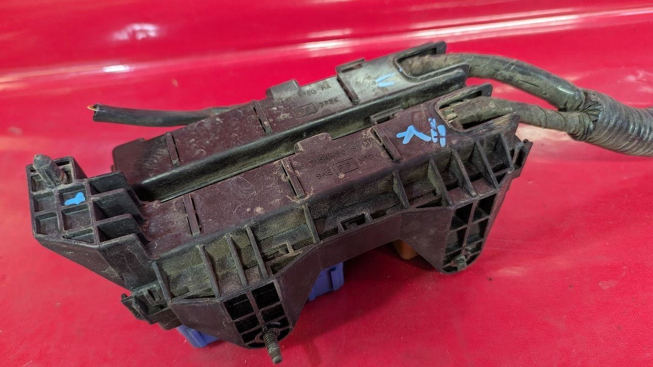 2000 Nissan Pathfinder Auto Trans 4WD Engine Bay Fuse Box Junction Block