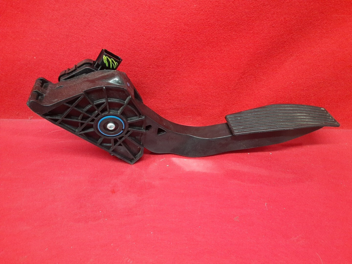 18-20 Buick Regal 16-19 Malibu 17-19 LaCrosse Accelerator Gas Pedal 84657611