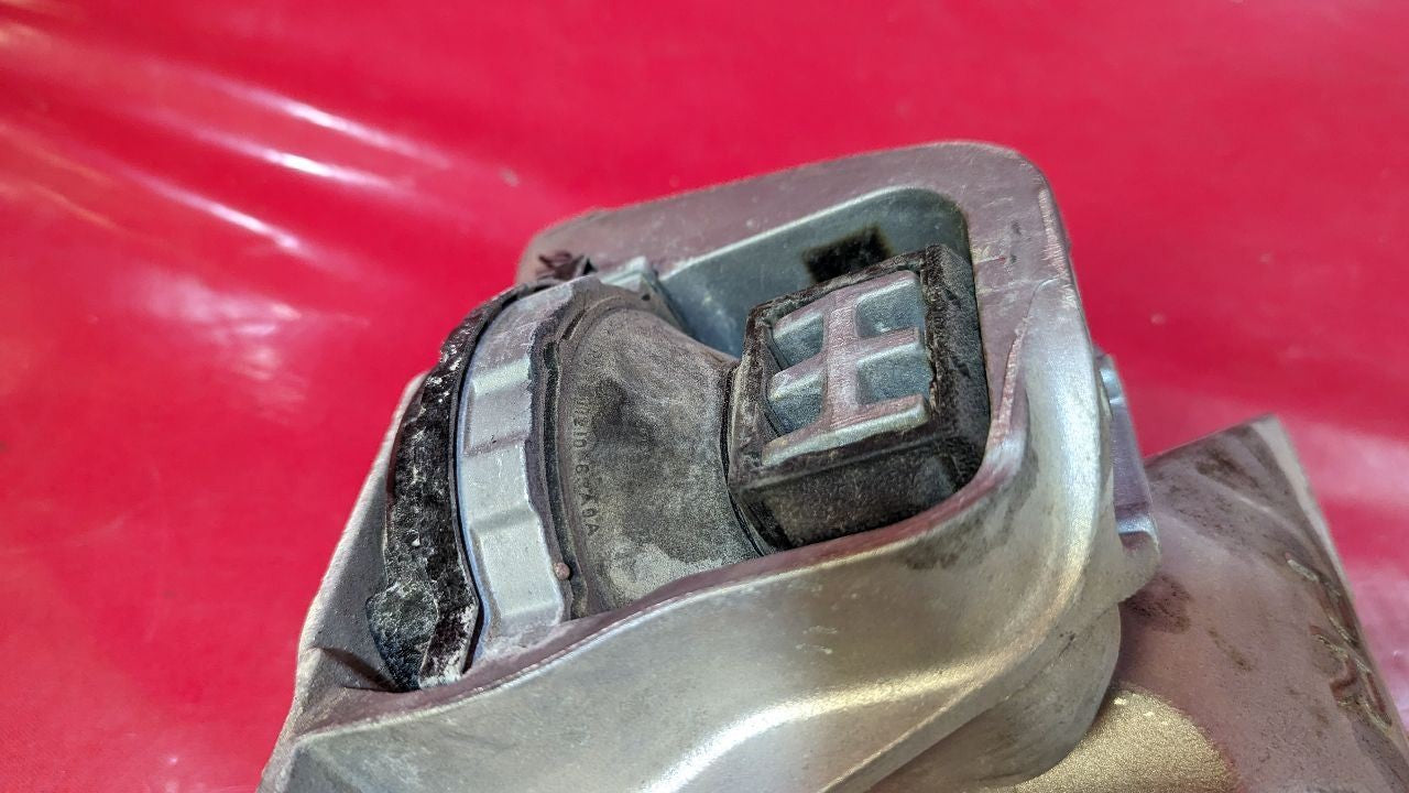 2022-2024 Mitsubishi Outlander LEFT DRIVER Engine Mount Bracket - 26k Miles
