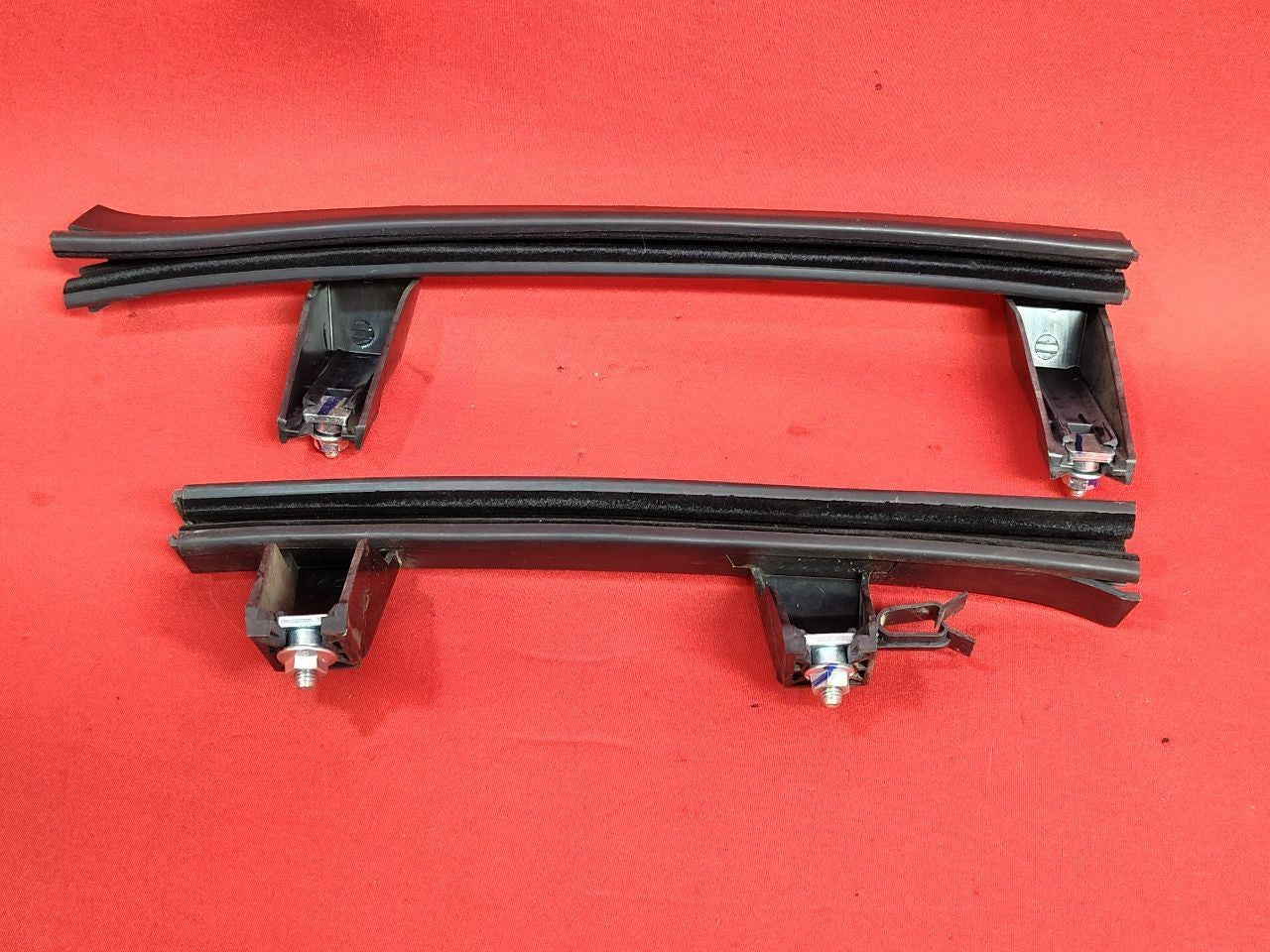 2012-2019 Fiat 500 Front LEFT DRIVER Door Glass Window Channel Guide Bracket SET