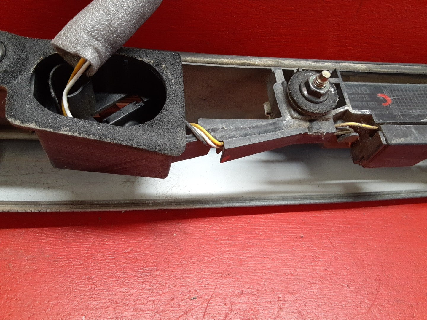 1998 - 2000 Volvo S70 Trunk Deck Lid License Plate Lamp Lock Molding Trim Handle