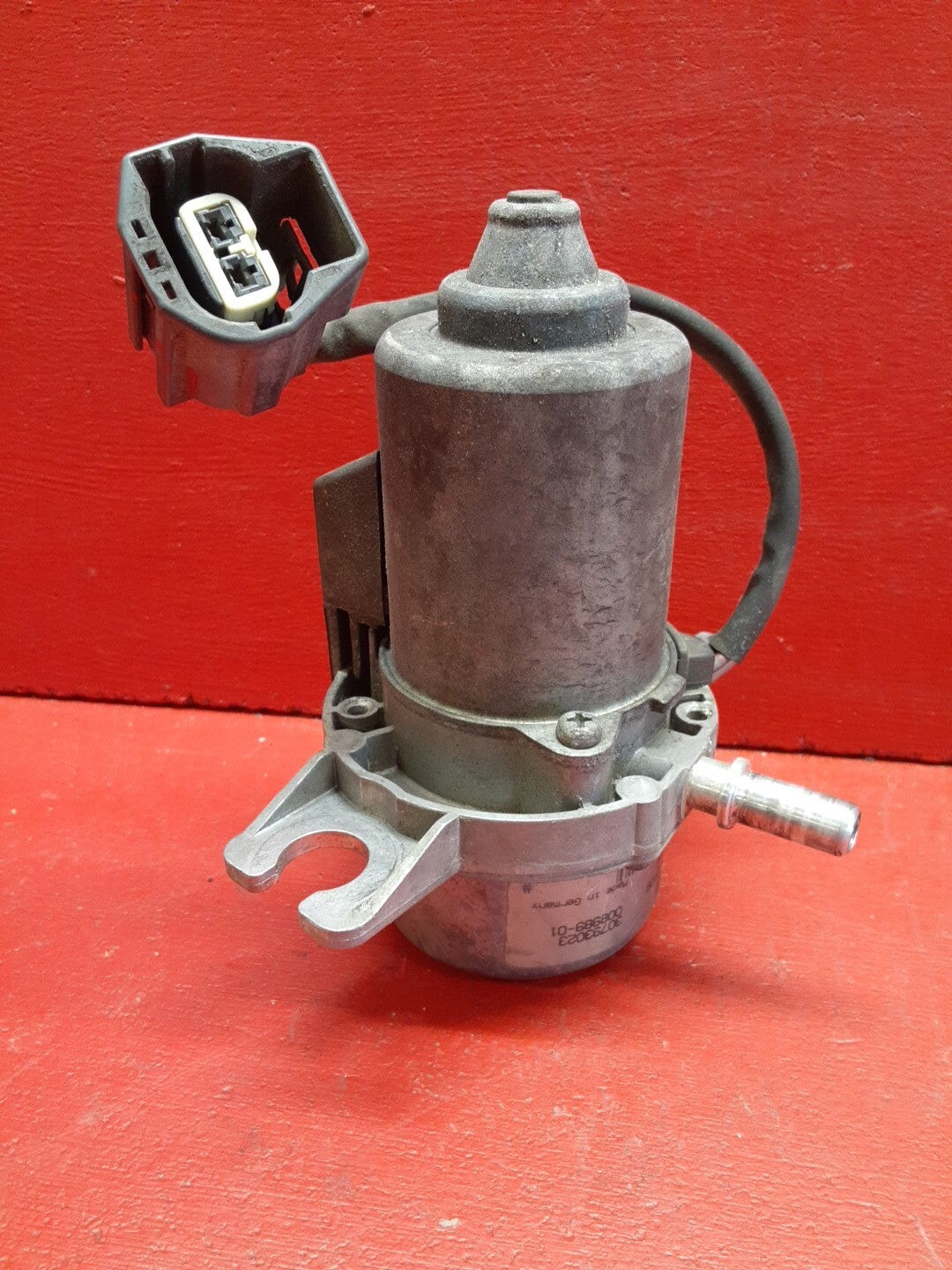 2007 Volvo V50 S40 Brake Vacuum Pump 30793023 / 008989-01