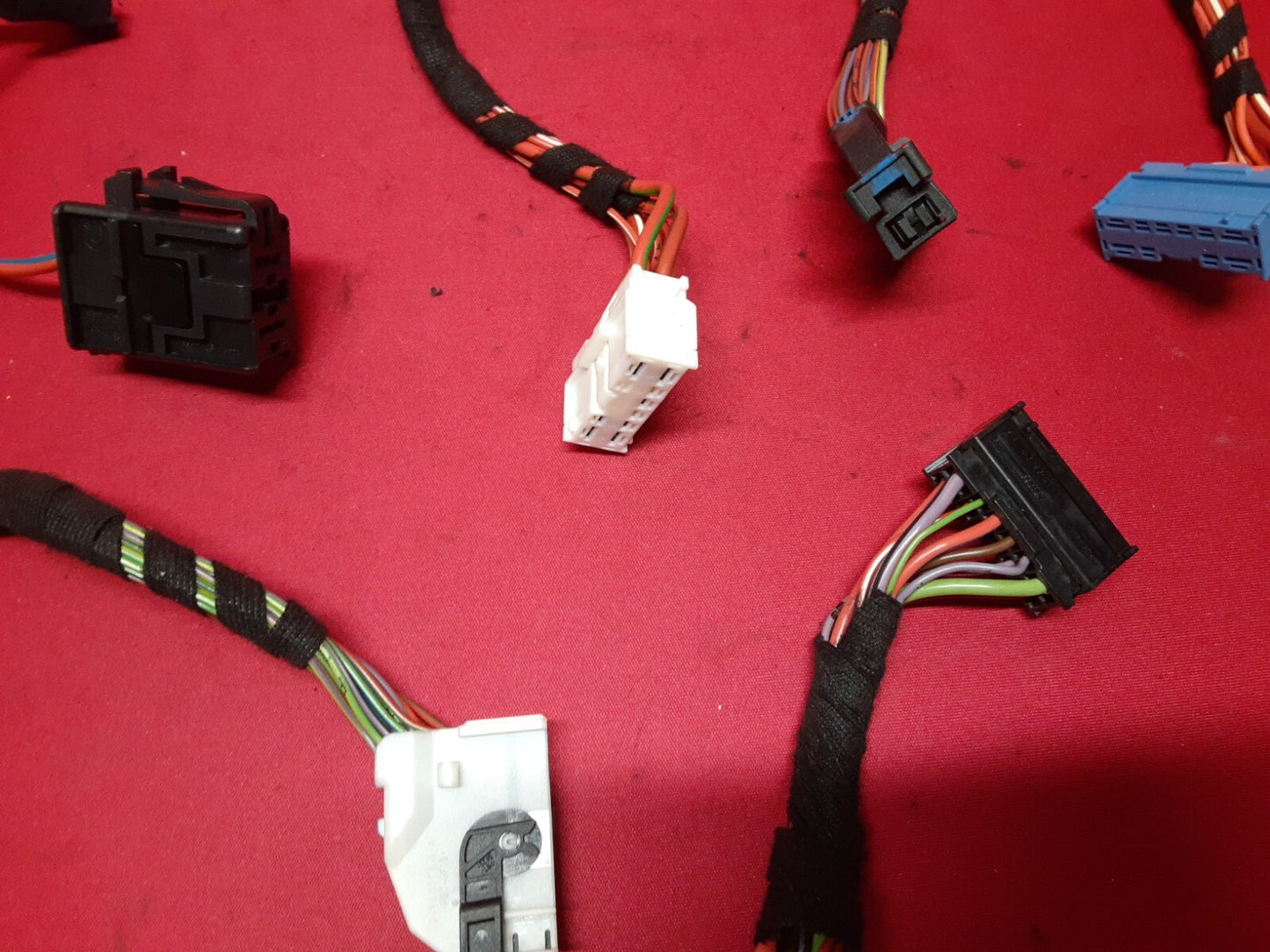 2003 - 2005 Range Rover HSE Passenger Under Dash Fuse Box YQE500050 - PIGTAILS