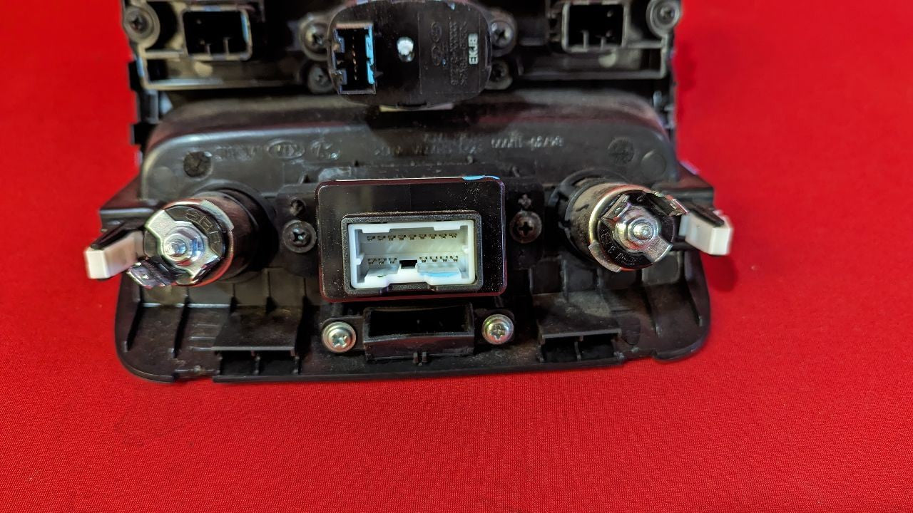2011 Kia Sorento Center Dash Auxiliary USB Port Dual 12v Plug Trim Bezel Black