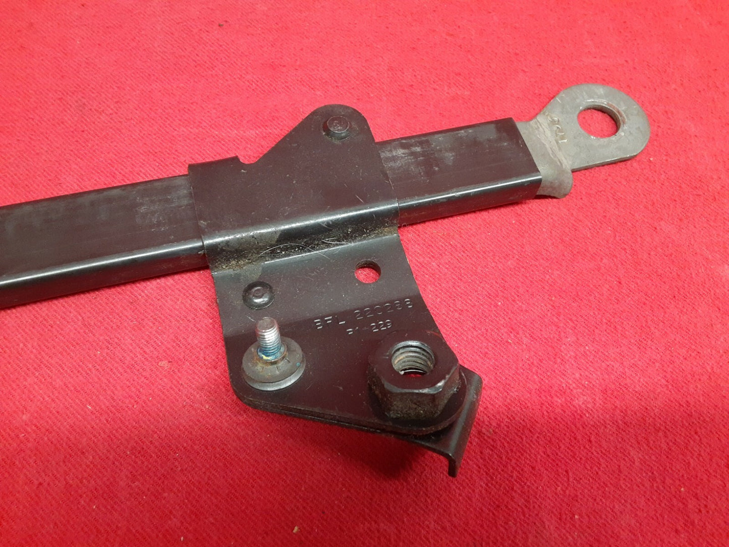 1991 1992 1993 1994 Ford Explorer RIGHT FRONT Seat Belt Buckle Slide Rail 