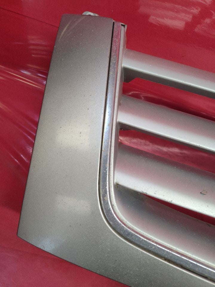 2002 2003 Cadillac Escalade / EXT Front Bumper Grill Grille   11U - Silver Sand