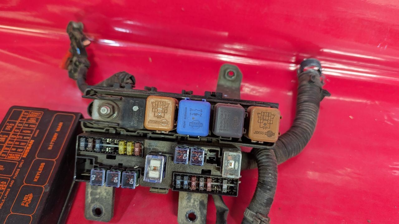 2000 Nissan Pathfinder 4WD Auto Trans Engine Bay Fuse Box Junction Block