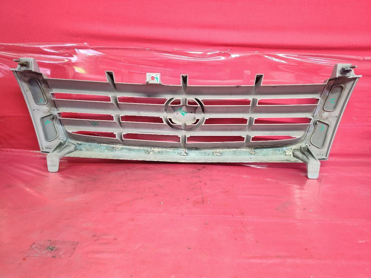 2002 2003 Cadillac Escalade / EXT Front Bumper Grill Grille   11U - Silver Sand
