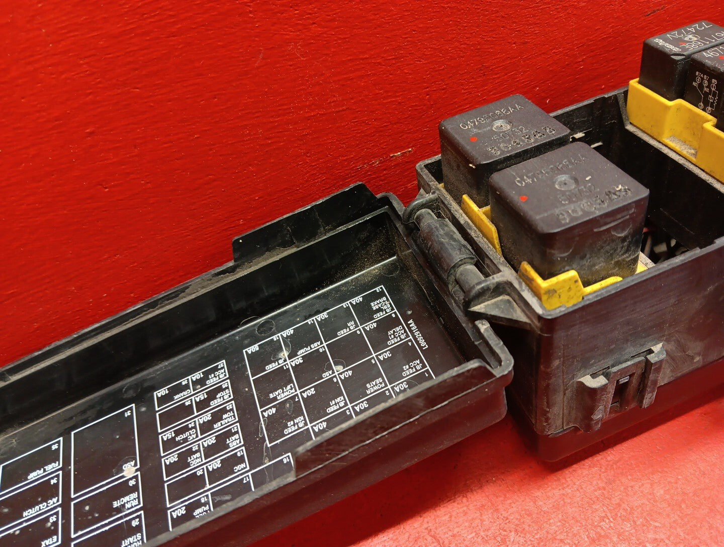 2004 - 2006 Dodge Durango 4.7L Fuse Box Engine w/o Tow Package