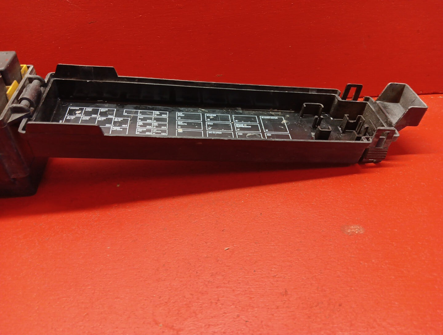 2004 - 2006 Dodge Durango 4.7L Fuse Box Engine w/o Tow Package