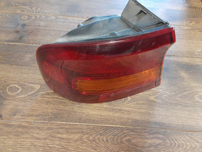 2000 2001 2002 2003 2004 Subaru Legacy Outback SEDAN Driver LEFT Tail Light