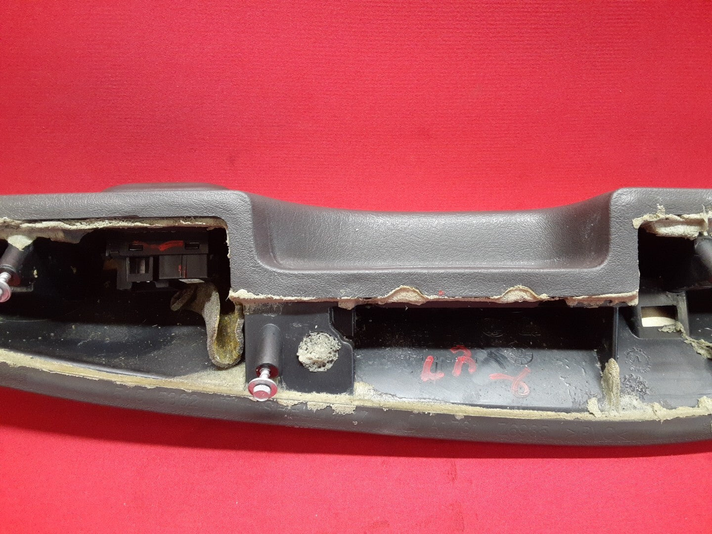2002 2003 2004 Chevrolet Trailblazer Left Rear Door Arm Rest Assembly Gray