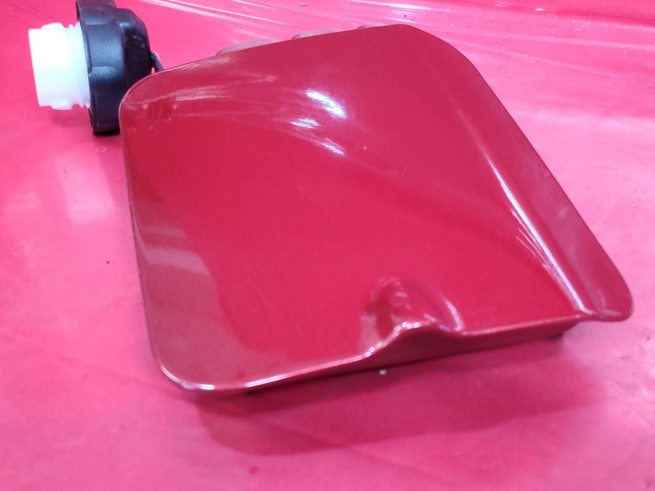 2007 2008 Dodge Charger Fuel Filler Door Lid w/ Cap PRH: Inferno Red Crystal
