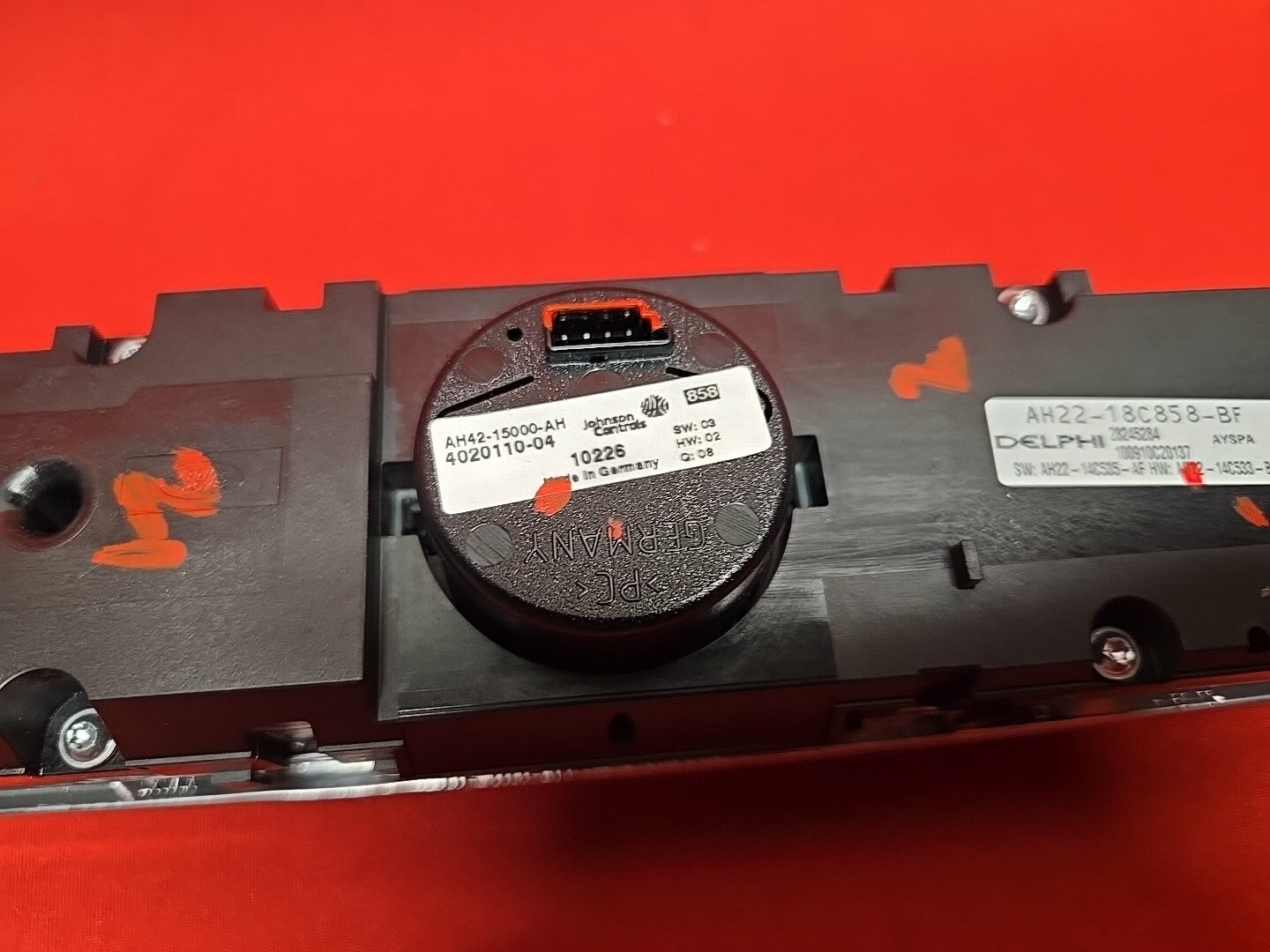 2010 - 2016 Land Rover Range Rover HVAC Climate Radio Control w/ Analog Clock