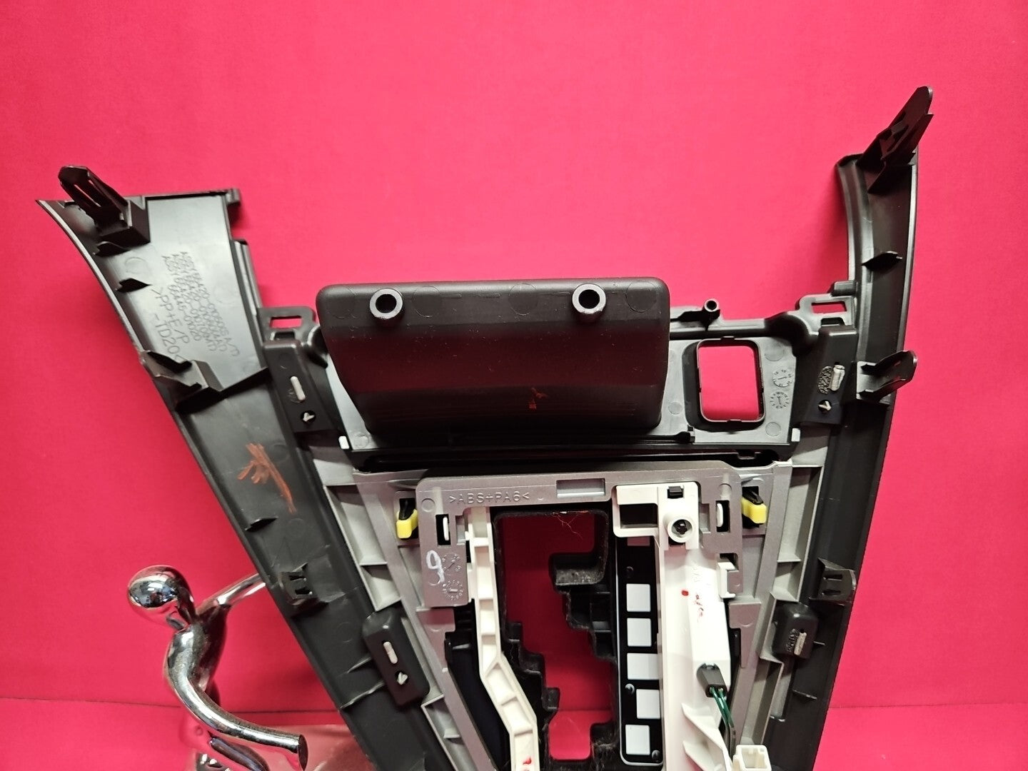 2009 2010 Pontiac Vibe A/T Floor Console Shifter Bezel Trim w/ Cubby 19204492