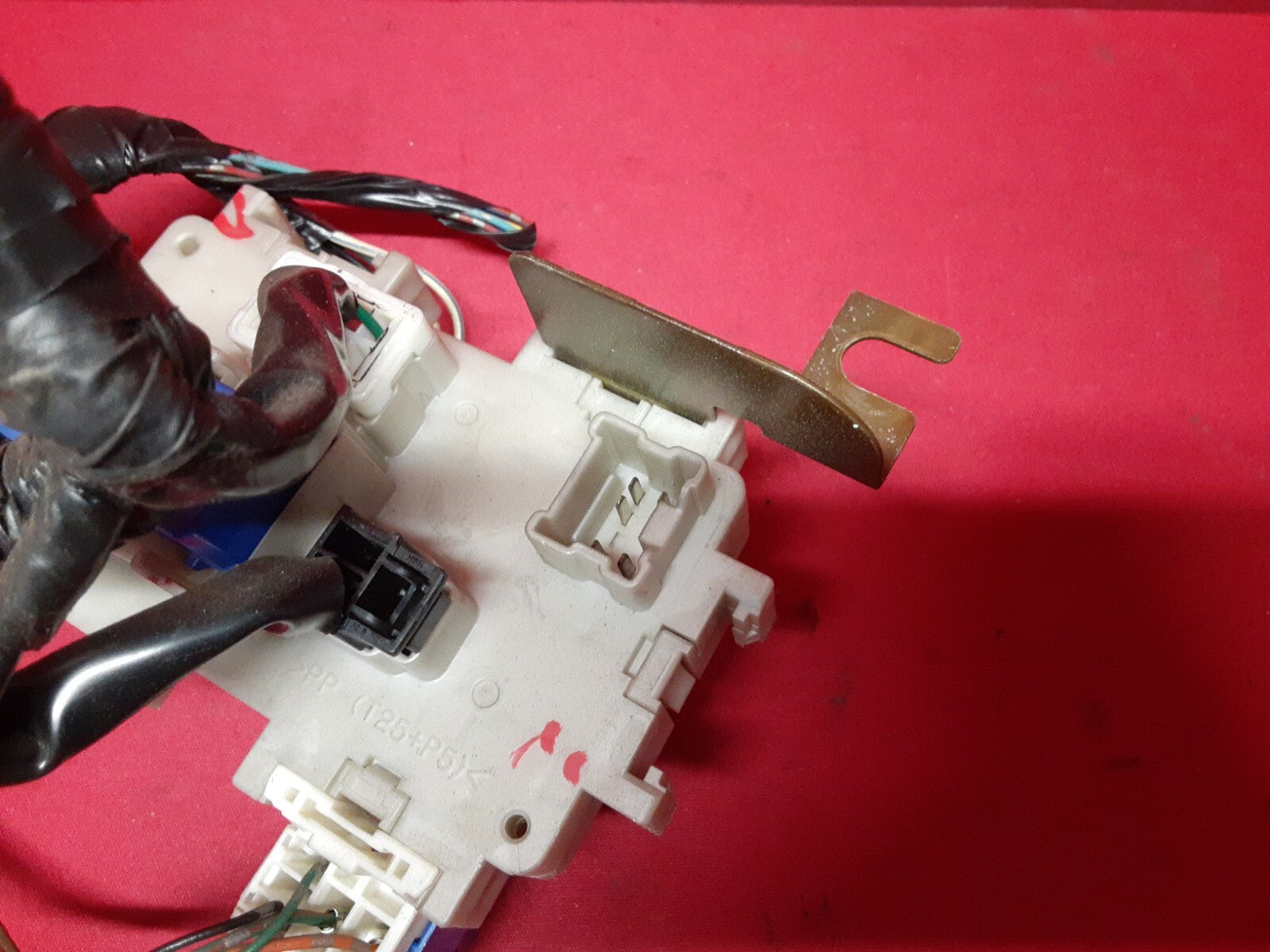 2002 - 2004 Nissan Altima Interior Fuse Box Relay Junction Block 24350-8J01A