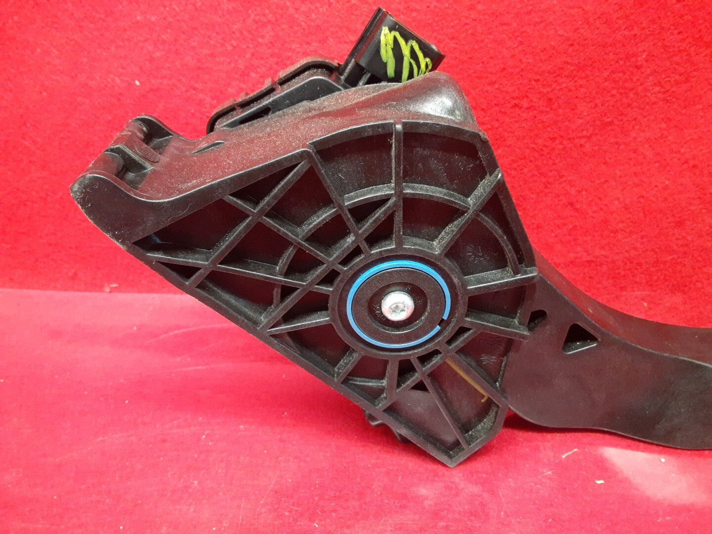18-20 Buick Regal 16-19 Malibu 17-19 LaCrosse Accelerator Gas Pedal 84657611