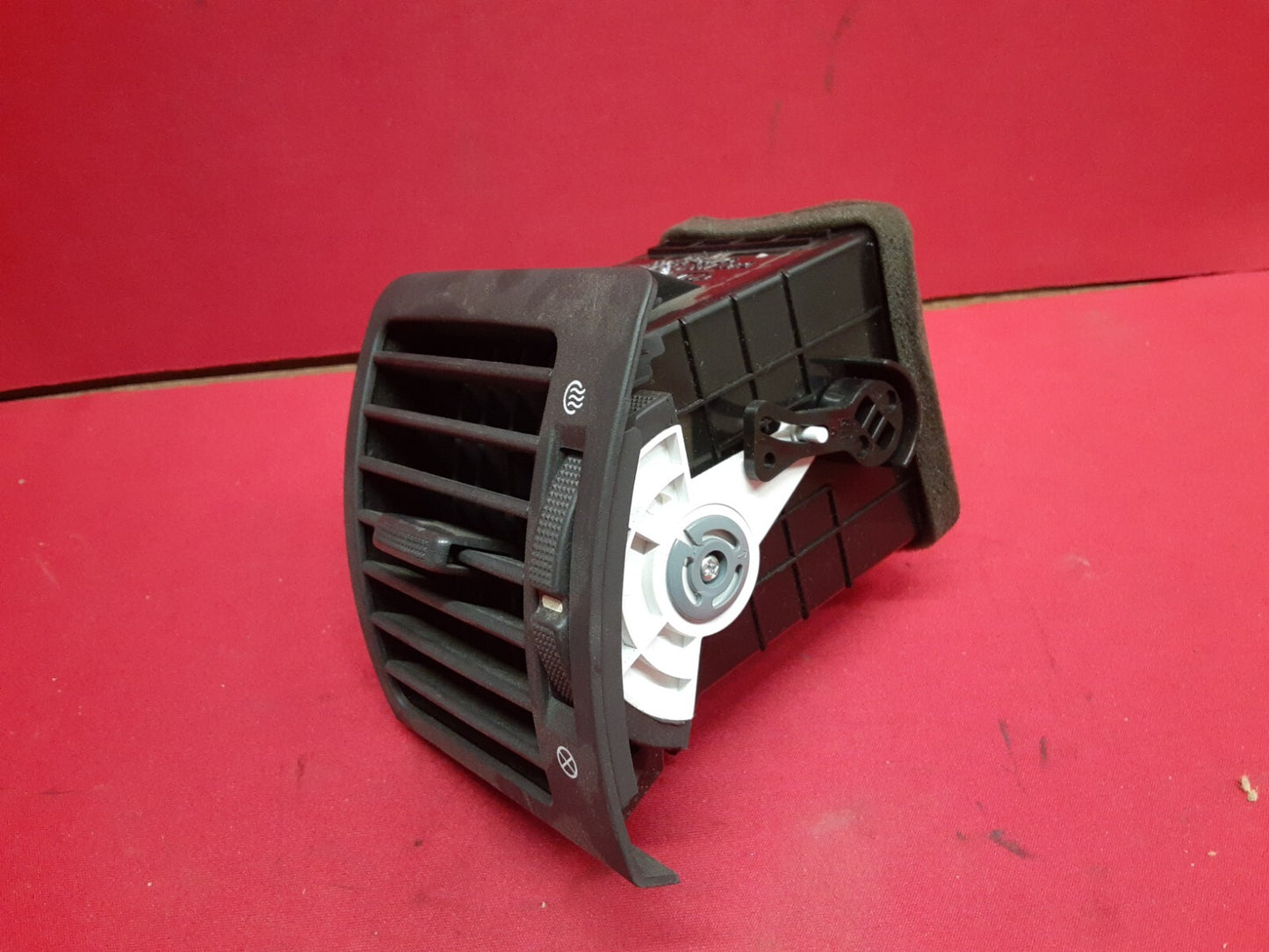 2003 - 2009 Kia Sorento RIGHT Dash Panel Air Vent Grille Unit 97490-3E000
