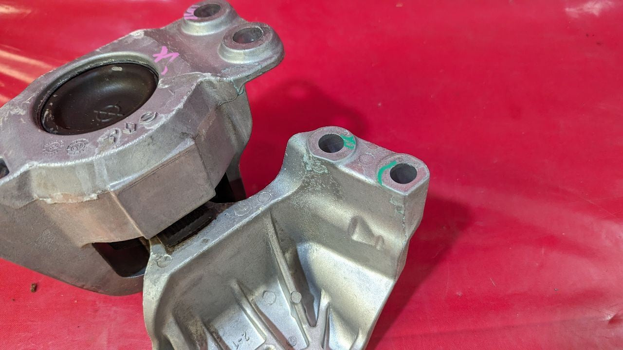 2022-2024 Mitsubishi Outlander LEFT DRIVER Engine Mount Bracket - 26k Miles