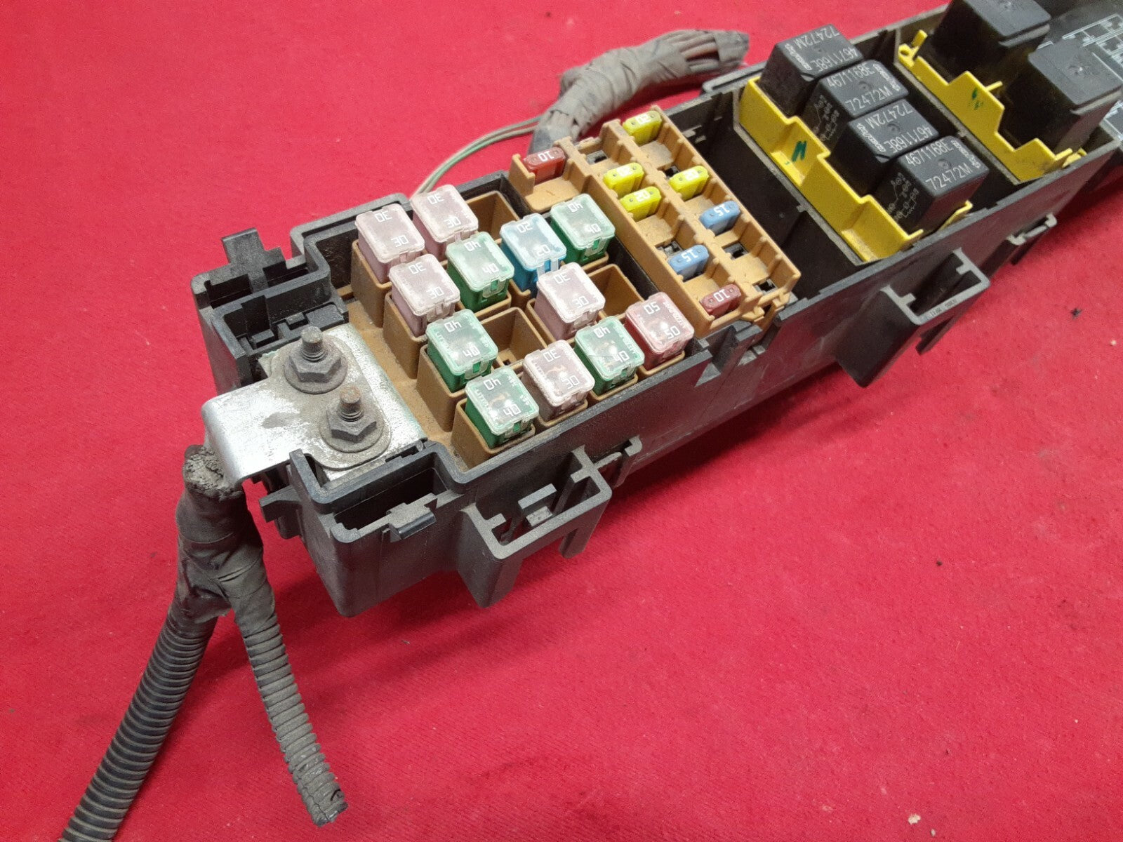 2004 2005 Dodge Durango Power Distribution Center Box Relay Fuse Panel Yellow