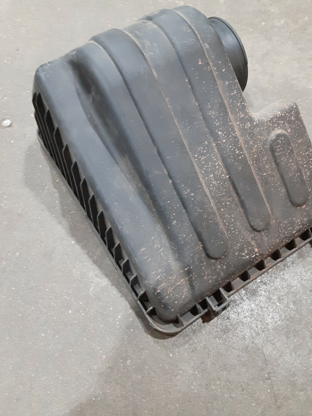 2010 - 2013 Kia Sorento Hyundai Santa Fe 2.4L Air Cleaner Top Half - 28110-2P200