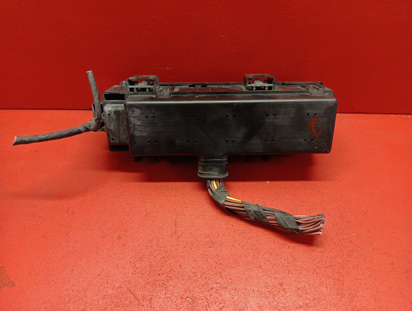 2004 - 2006 Dodge Durango 4.7L Fuse Box Engine w/o Tow Package